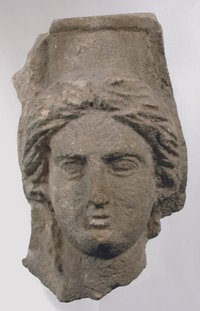 Reliefkopf einer Göttin mit Polos