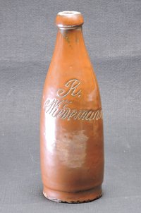 Tonflasche mit Inschrift "R. Wiedemann"