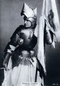 Amanda Lindner als Jean D’Arc in "Die Jungfrau von Orléans"