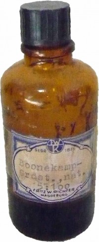 Standflasche für die Aufbewahrung von Essenzen, Boonekamp-Grdst.