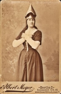 Amanda Lindner als Johanna in Schillers "Die Jungfrau von Orléans"