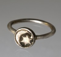 Ring mit Darstellung von Halbmond und Stern
