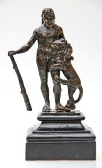 Bronze-Statuette: Herakles mit dem nemeischen Löwen. 2./3. Jahrhundert