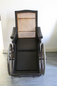 Krankenfahrstuhl (Rollstuhl)