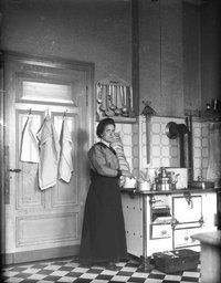 Glasplattennegativ, Catharina Langenhorst in der Küche der Familie Bauer