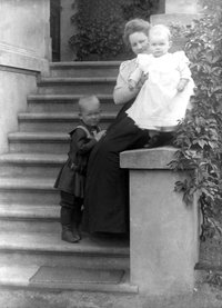 Glasplattennegativ, Clara Bauer mit ihren Kindern Margret und Ernst