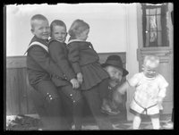 Glasplattennegativ, Carl Bauer mit seinen Kindern spielend