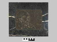 Marmorplatte mit Bronzerelief "Tête de mineur"